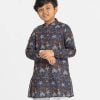 Kids boy printed panjabi in cotton fabric. Mandarin collar, inseam pockets. Button fastening at the front.