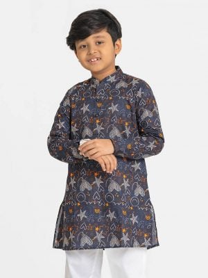 Kids boy printed panjabi in cotton fabric. Mandarin collar, inseam pockets. Button fastening at the front.