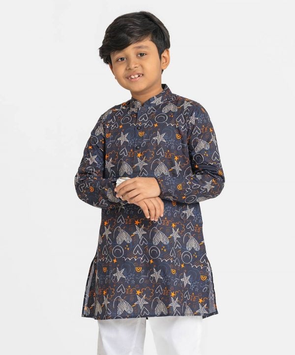 Kids boy printed panjabi in cotton fabric. Mandarin collar, inseam pockets. Button fastening at the front.