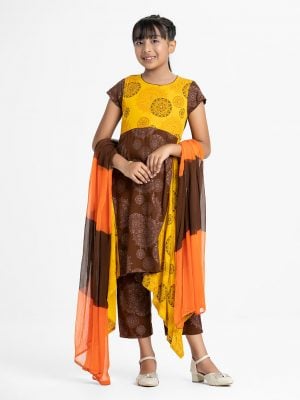 Kid girls printed elongated hem Salwar Kameez in viscose fabric. Round neck, cap sleeves and karchupi at the front. Chiffon dupatta with palazzo pants.