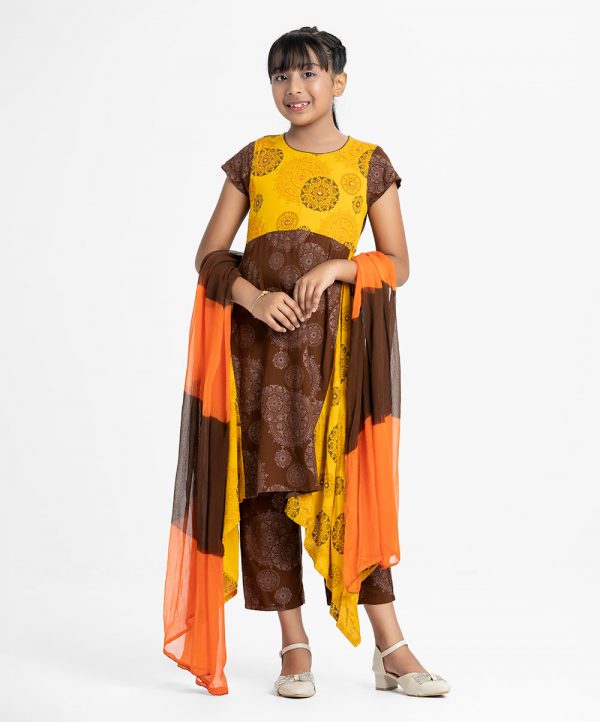 Kid girls printed elongated hem Salwar Kameez in viscose fabric. Round neck, cap sleeves and karchupi at the front. Chiffon dupatta with palazzo pants.