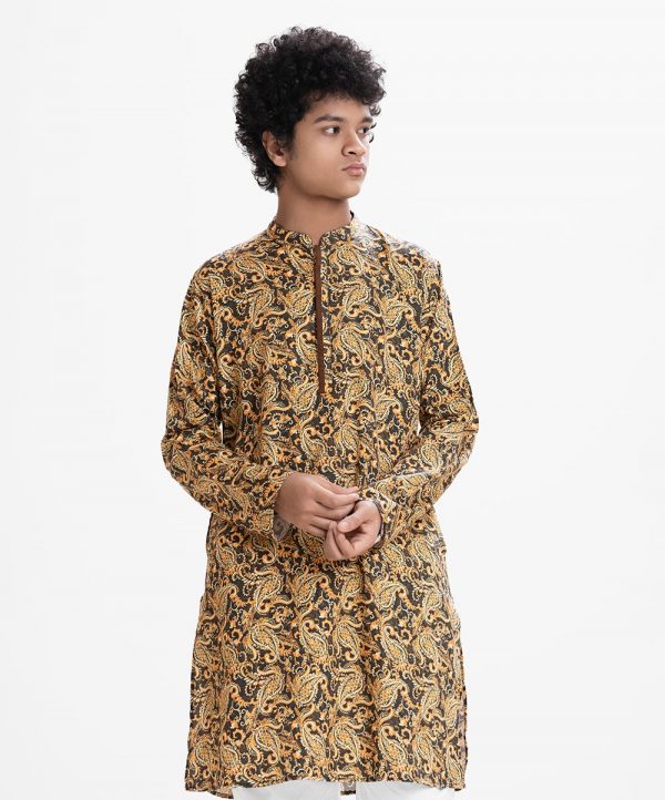 Teen boys printed long-sleeve shirt in cotton fabric. Classic collar, Button fastening and a front pocket.