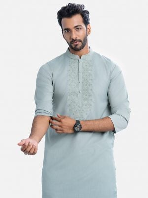 Men's semi fitted panjabi in cotton blended fabric. Mandarin collar, and inseam pockets. Embroidery at the front and sleeve.