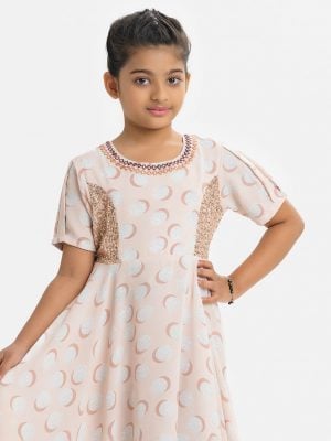 Kid girls elongated hem frock in georgette fabric. Short sleeves, round neck. Karchupi at the front. 