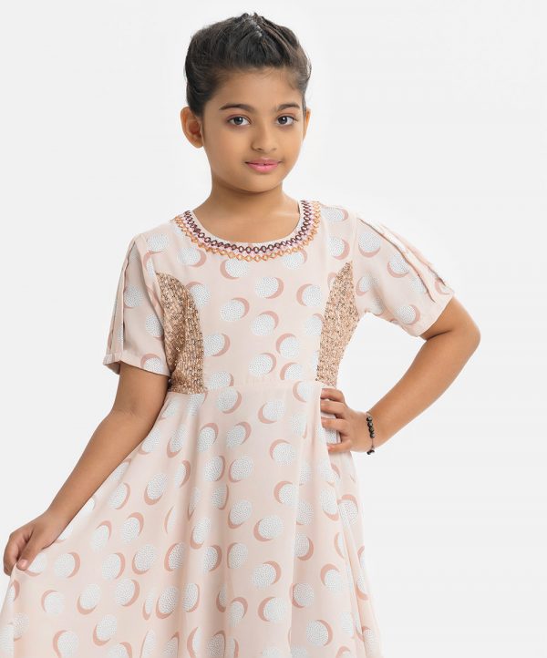 Kid girls elongated hem frock in georgette fabric. Short sleeves, round neck. Karchupi at the front. 