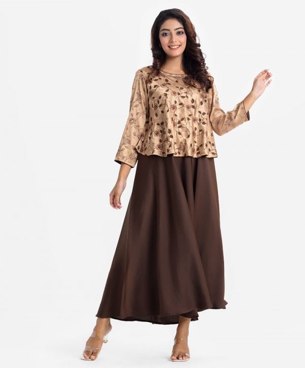 Women's gown in crepe fabric. Round neck, three-quarter sleeved. Karchupi at the front.