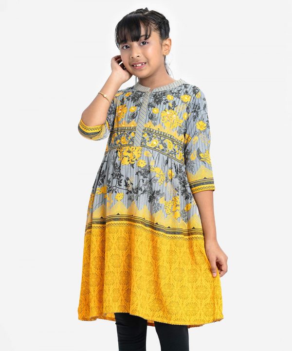 Kid Girl's floral printed A-line tunic in viscose fabric. Stand collar with placket, three-quarter sleeves. Pleated waistline and karchupi at front.