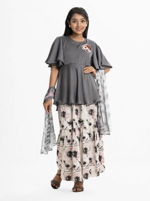 Teen girl's skrit top set in crepe and georgette fabric. Round neck, butterfly-sleeved peplum-style top. Embroidery and karchupi at the top front. Complemented with tiered skirt and tie-dye printed chiffon dupatta.