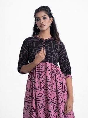 Printed frock-style tunic in georgette fabric. Stand collar, bishop sleeved. Gathered at the waistline.