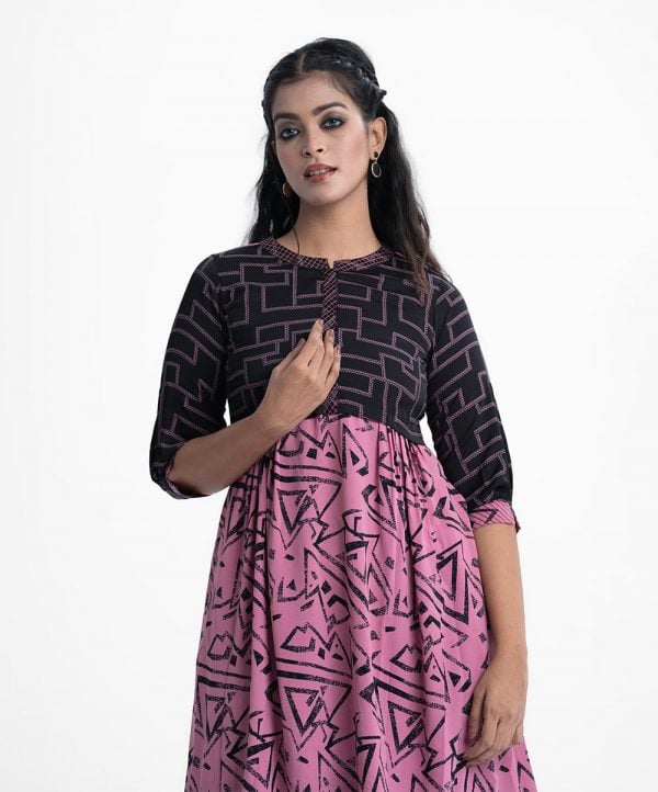 Printed frock-style tunic in georgette fabric. Stand collar, bishop sleeved. Gathered at the waistline.