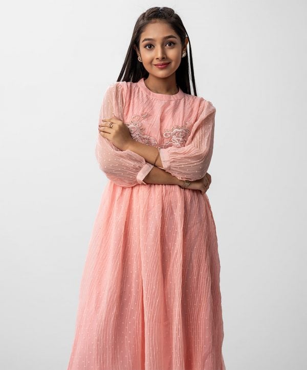 Teen girls long tunic in georgette fabric with crepe inner. Band neck, bishop sleeves, embroidery and karchupi at front.Teen girls long tunic in georgette fabric with crepe inner. Band neck, bishop sleeves, embroidery and karchupi at front.