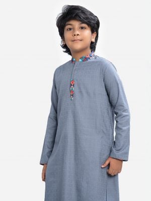 Kid boys panjabi in Jacquard cotton fabric. Patchwork at collar, yoke, placket and sleeves hem. Inseam pockets.