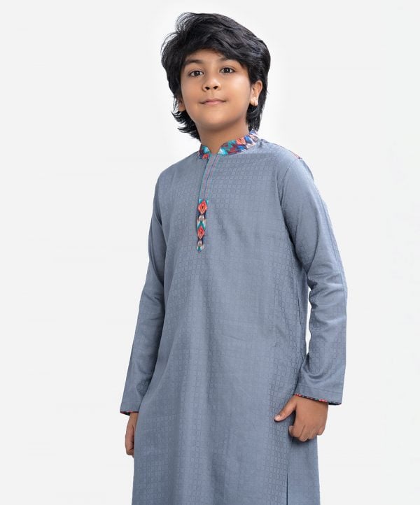 Kid boys panjabi in Jacquard cotton fabric. Patchwork at collar, yoke, placket and sleeves hem. Inseam pockets.