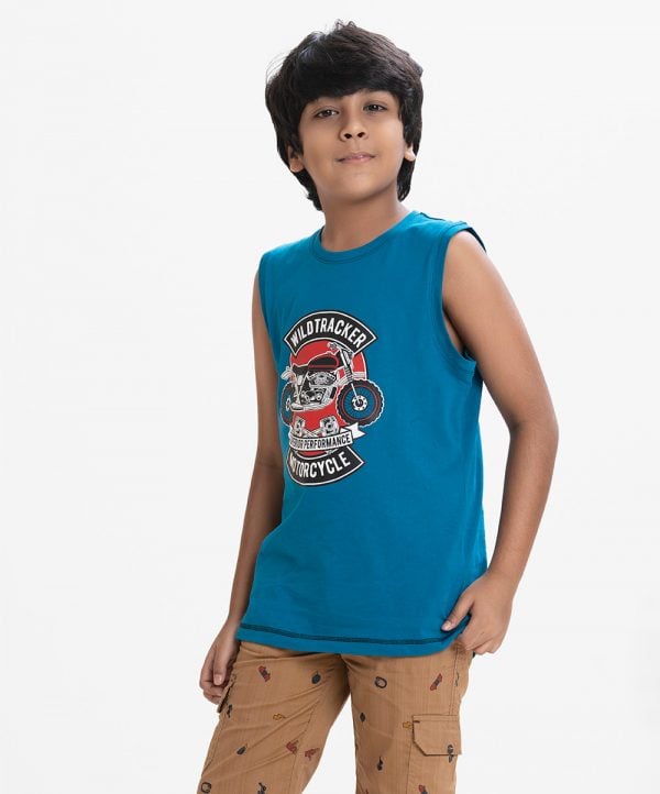 Kid boys sleeveless t-shirt in cotton single jersey fabric. Crew neck and print on the chest.