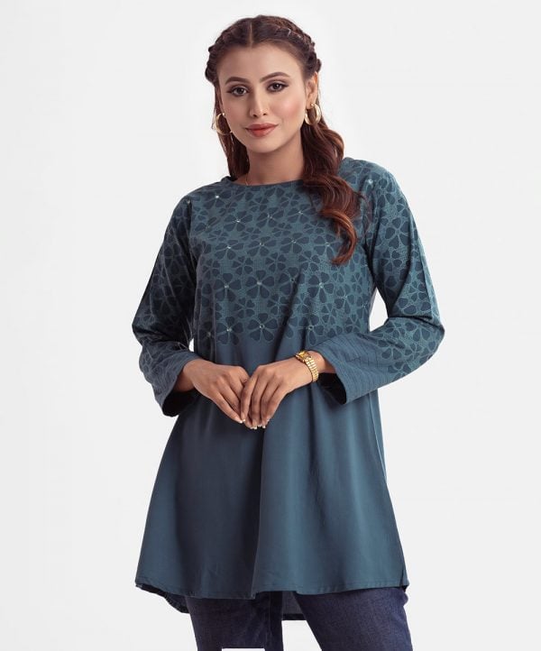 Women's A-line tunic in viscose fabric. Round neck, long-sleeved. Embroidery at front.