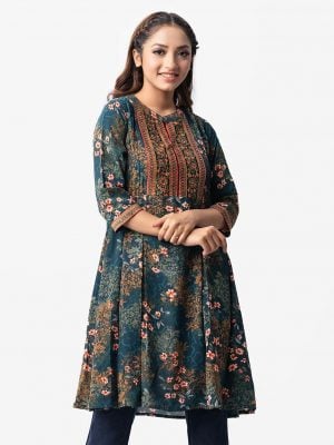 Women's A-line tunic in floral printed georgette fabric. Stand collar, three-quarter sleeves. Karchupi at front.