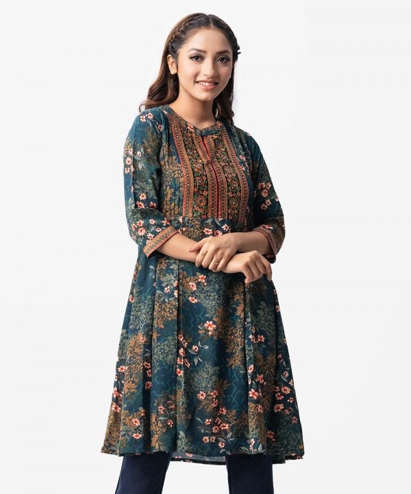 Women's A-line tunic in floral printed georgette fabric. Stand collar, three-quarter sleeves. Karchupi at front.