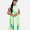 Kid girls frock in crepe fabric. Round neck, short-sleeved. Embroidery and gathered at the front. Print and frill trim at the hemline. A belt.