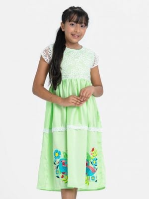 Kid girls frock in crepe fabric. Round neck, short-sleeved. Embroidery and gathered at the front. Print and frill trim at the hemline. A belt.