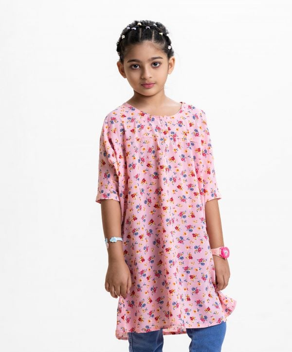 Kid girls short tunic in floral printed georgette fabric. Round neck with front flower buttons placket and short sleeves.