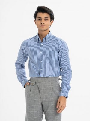 Men's striped long-sleeved formal shirt in cotton fabric. Classic collar. A chest pocket with adjustable buttons at the cuffs.