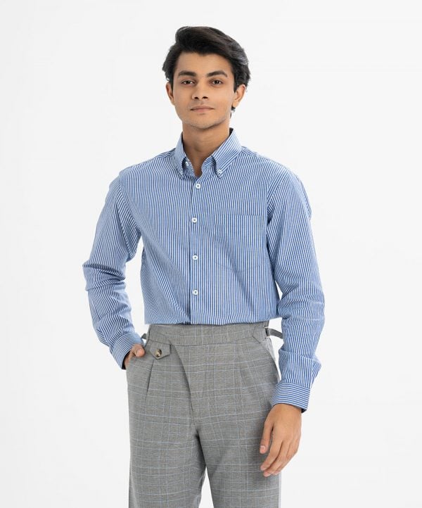 Men's striped long-sleeved formal shirt in cotton fabric. Classic collar. A chest pocket with adjustable buttons at the cuffs.