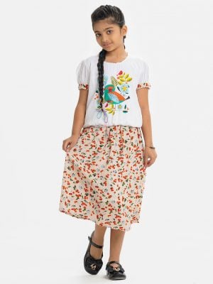 Kids girl woven set in viscose and georgette fabric. Round neck and puff-sleeved viscose tops with the bird in branch print and karchupi at the front. Elasticated at the hemline and printed elasticated waistline georgette skirt.