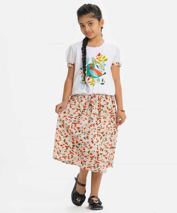 Kids girl woven set in viscose and georgette fabric. Round neck and puff-sleeved viscose tops with the bird in branch print and karchupi at the front. Elasticated at the hemline and printed elasticated waistline georgette skirt.