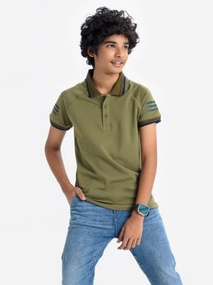 Teen boy's polo shirt in stretched cotton knit fabric. Classic collar, short sleeves and a straight-cut hem.