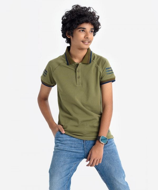 Teen boy's polo shirt in stretched cotton knit fabric. Classic collar, short sleeves and a straight-cut hem.