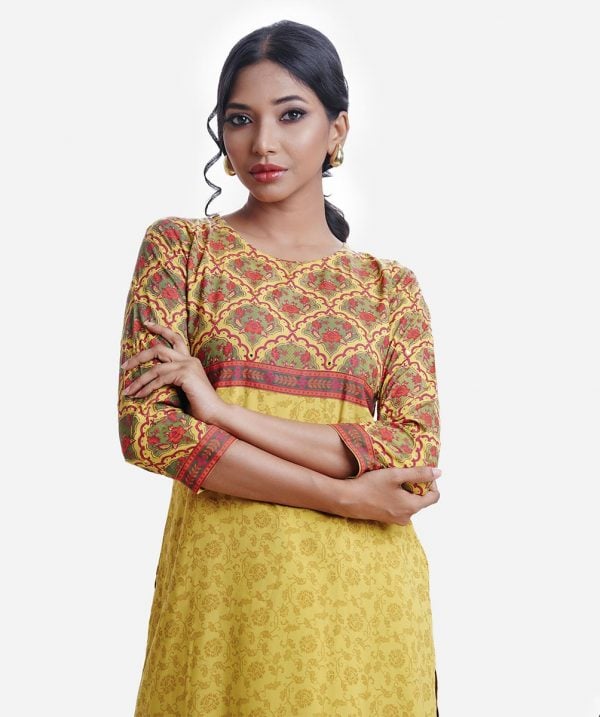 Floral printed straight kameez in viscose fabric. Round neck, three-quarter sleeves. Patch at the waistline, sleeves and bottom hemline. karchupi at front.