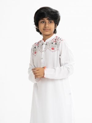 Kid boy panjabi in cotton fabric. Mandarin collar and inseam pockets.