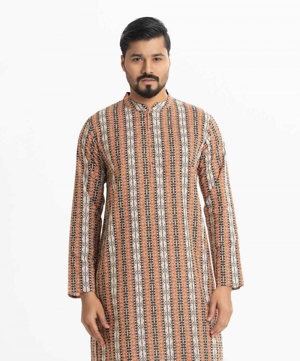 Mens printed slim-fitted panjabi in cotton fabric. Mandarin collar, inseam pockets. Button fastening at the front.