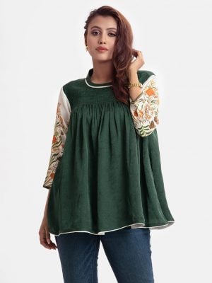 Printed Tent-style top in crepe fabric. Mock neck, three-quarter sleeved. Smokey and gathers at the top.