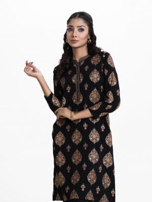 Women's ethnic printed panjabi in viscose fabric. Mandarin collar, full-sleeves. Line stitches at collar and placket.