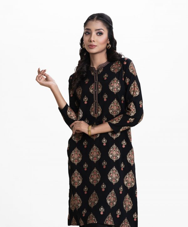 Women's ethnic printed panjabi in viscose fabric. Mandarin collar, full-sleeves. Line stitches at collar and placket.