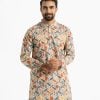 Men's slim-fitted panjabi in printed cotton fabric. Mandarin collar and inseam pockets.