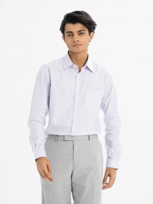 Men's long-sleeved formal shirt in cotton fabric. Classic collar. A chest pocket with adjustable buttons at the cuffs.