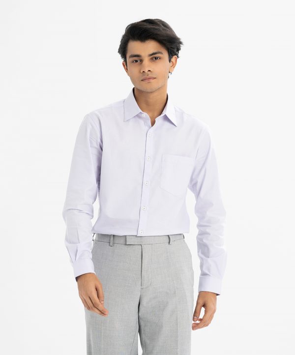 Men's long-sleeved formal shirt in cotton fabric. Classic collar. A chest pocket with adjustable buttons at the cuffs.