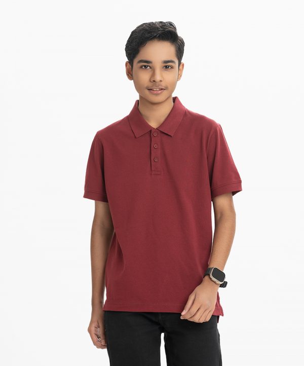 Teen boys short-sleeved polo shirt in cotton pique fabric. Rib collar.