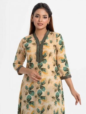 Women's A-line long tunic in floral printed georgette fabric. High collar, three-quarter sleeves. Patchwork with karchupi at collar and placket.