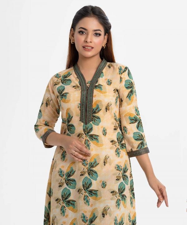 Women's A-line long tunic in floral printed georgette fabric. High collar, three-quarter sleeves. Patchwork with karchupi at collar and placket.