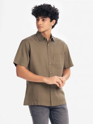 Men's Short Sleeve casual stripe shirt in twill viscose fabric. Classic collar and short sleeves. Button fastening at the front.