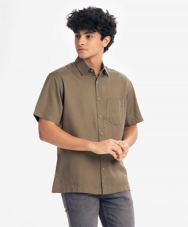 Men's Short Sleeve casual stripe shirt in twill viscose fabric. Classic collar and short sleeves. Button fastening at the front.