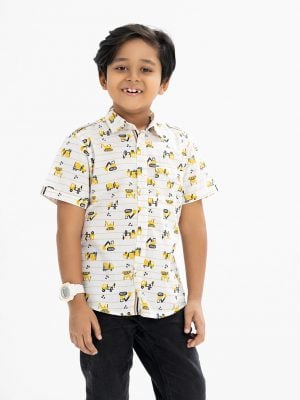 Kid boys short-sleeved casual shirt in blended cotton fabric. Classic collar and a chest pocket and Vehicle print at the front.