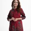 Floral printed ladies' shirt in crepe fabric. Stand collar, three-quarter sleeves. Karchupi at the front.