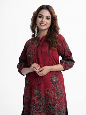 Floral printed ladies' shirt in crepe fabric. Stand collar, three-quarter sleeves. Karchupi at the front.