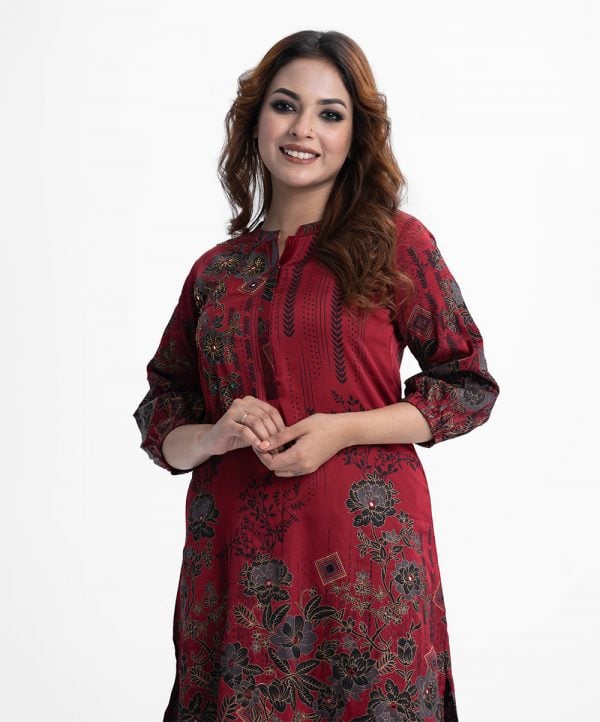 Floral printed ladies' shirt in crepe fabric. Stand collar, three-quarter sleeves. Karchupi at the front.