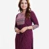 Women's straight kameez in viscose fabric. Round neck, three-quarter sleeves. Patch and lace work at front and sleeves.