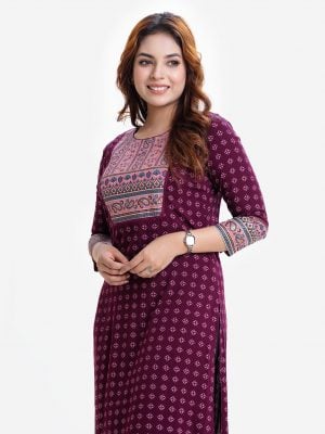 Women's straight kameez in viscose fabric. Round neck, three-quarter sleeves. Patch and lace work at front and sleeves.